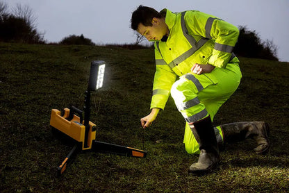 Projecteur de chantier Nightsearcher Solaris Pro X rechargeable - 16 000 Lumens - 36,4 Ah - Autonomie de 48 heures - NYCTALOPE