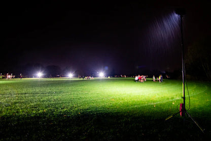 Projecteur Portable Nightsearcher SportStar Kit – 20 000 Lumens – Kit d’Éclairage Sport Rechargeable – Trépied 3,5 m - NYCTALOPE